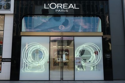 Fachada de una tienda de L'Oréal en Shanghai, China.